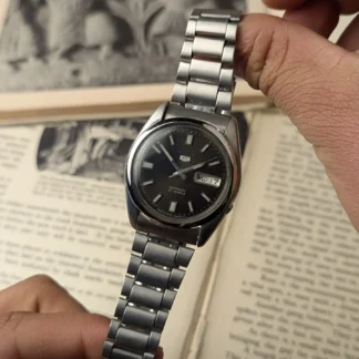 Vintage Seiko 5 Automatic Watch – Black Dial Day Date
