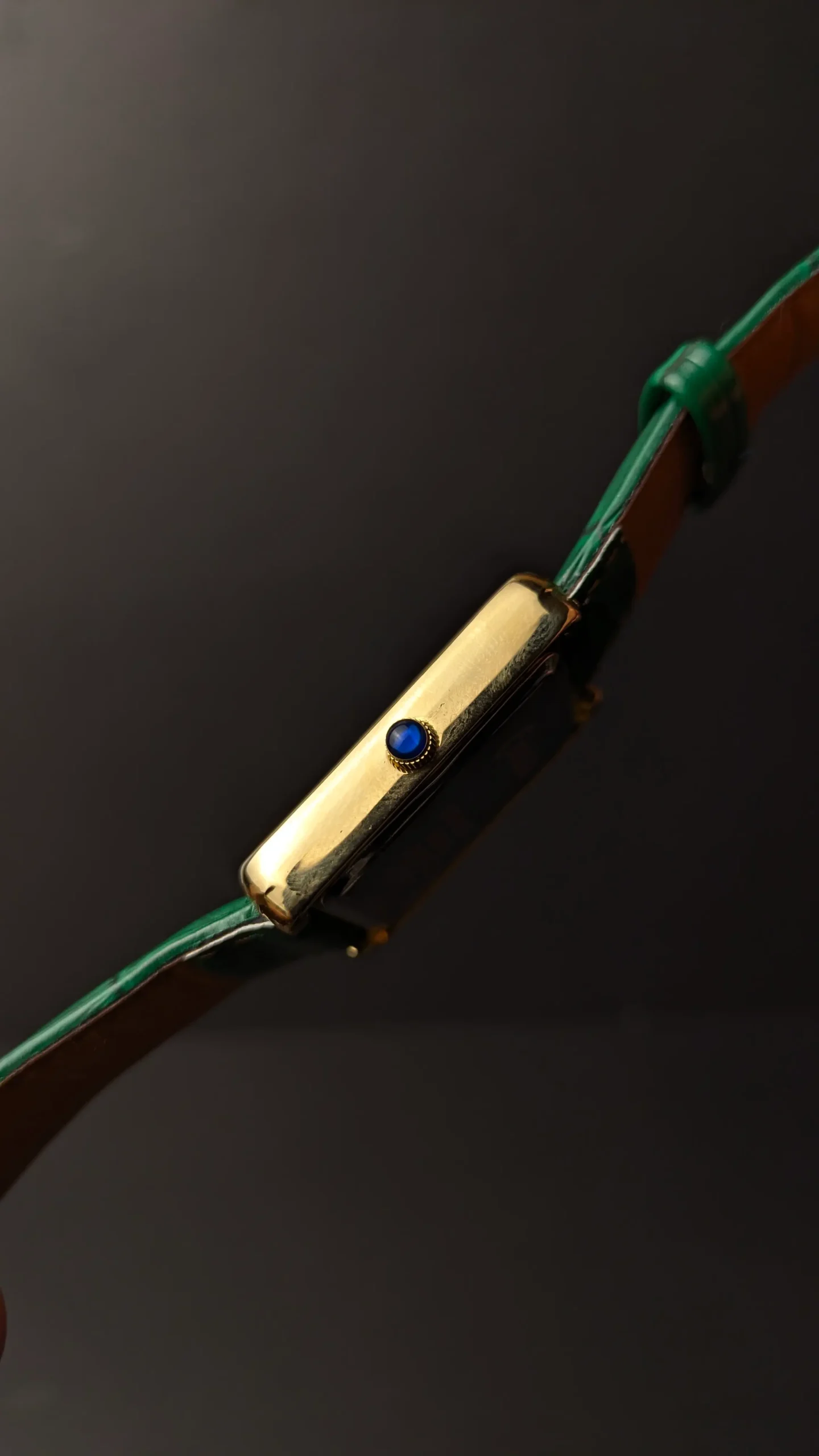 Elegant green leather strap wrist watch Side Picture