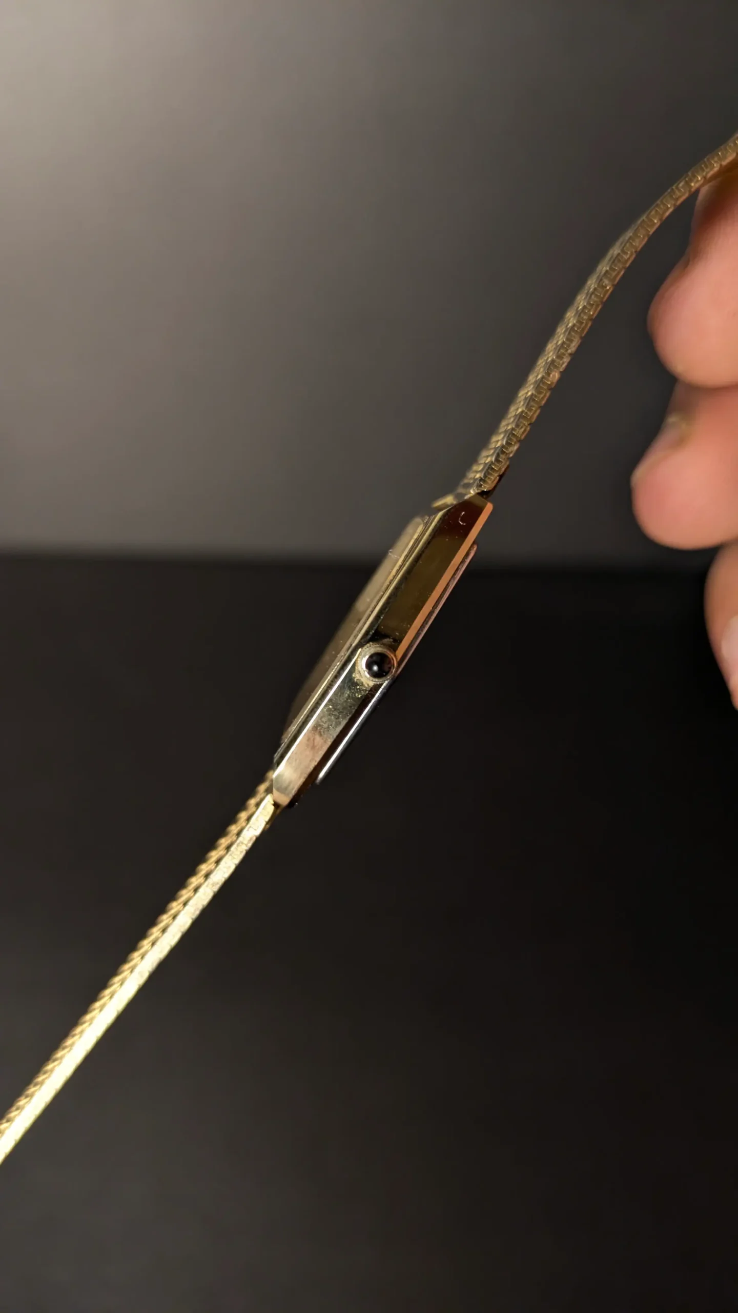 Side profile of Seiko Dolce slim watch case