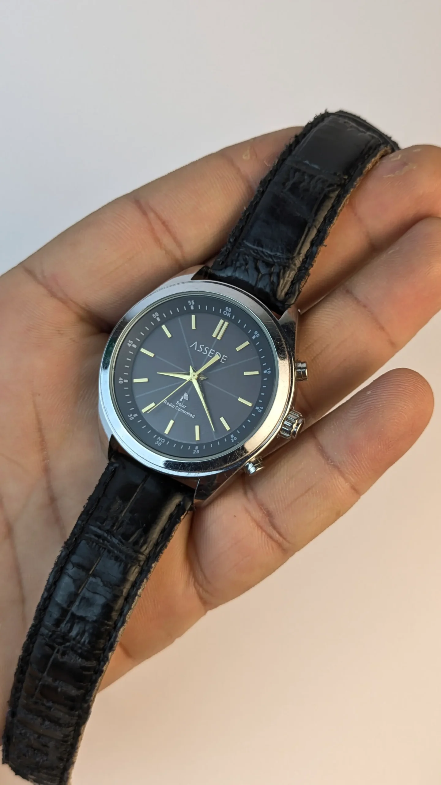 Elegant 40mm men wristwatch close-up