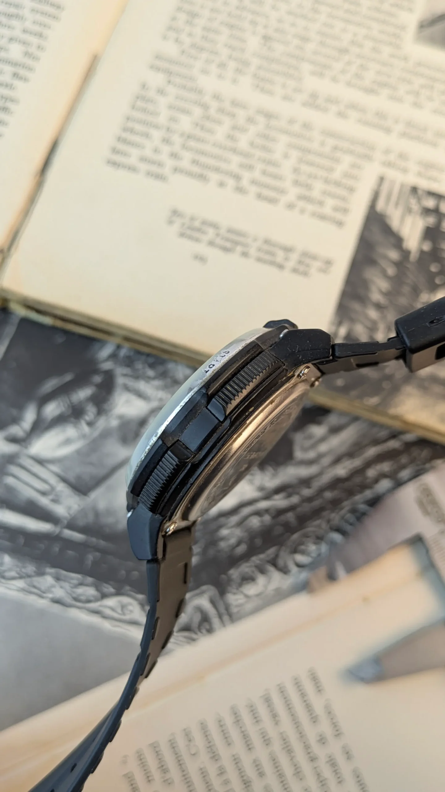 Side profile of Sanda 45mm tactical digital watch showing rugged case and resin strap design