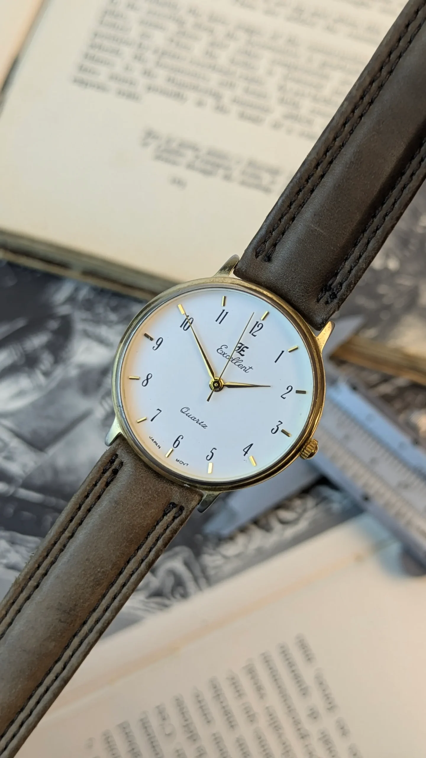 Vintage Excellent Quartz Watch 31mm Made in Japan Gold Tone Dress Watch - Image 4