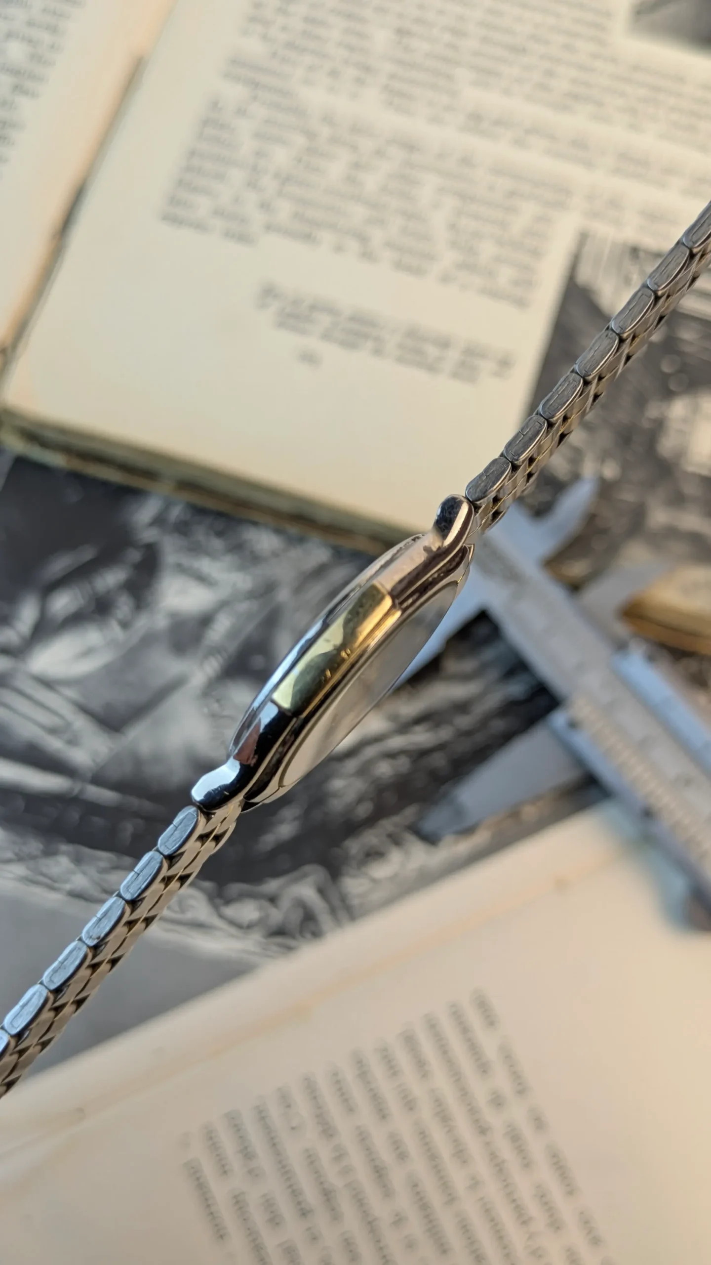 Side profile of vintage ALBA Urban stainless steel watch case.