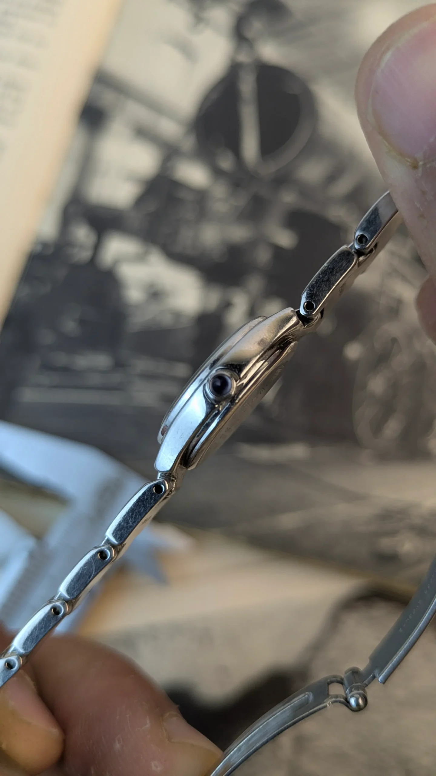 Crown detail of vintage WIRED ALBA pink dial watch