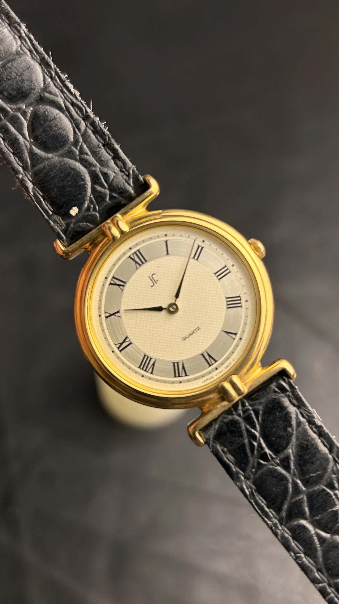 Vintage Gold Tone Quartz Wristwatch with Black Leather Strap Unisex - Image 6