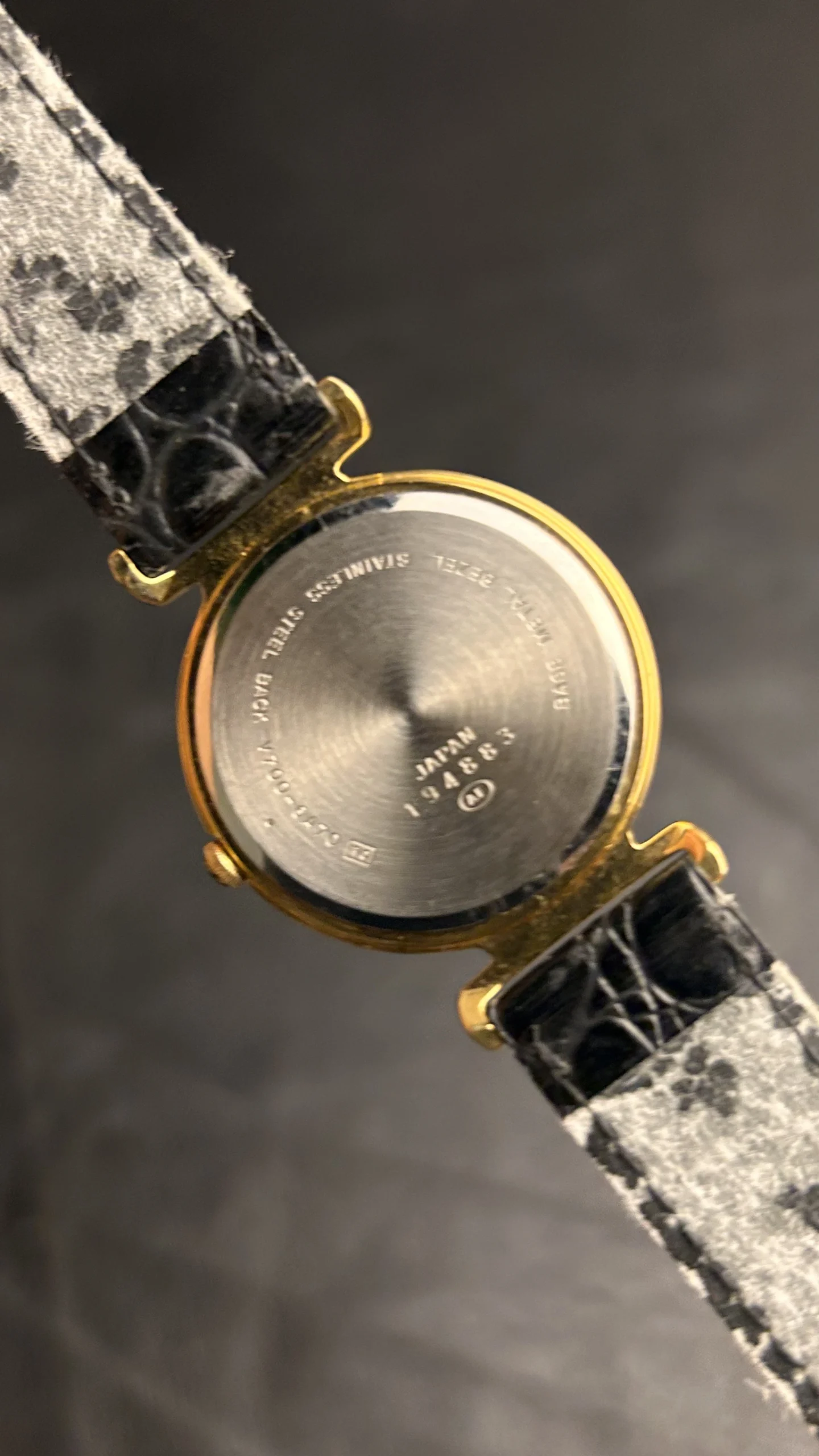 Vintage Gold Tone Quartz Wristwatch with Black Leather Strap Unisex - Image 10