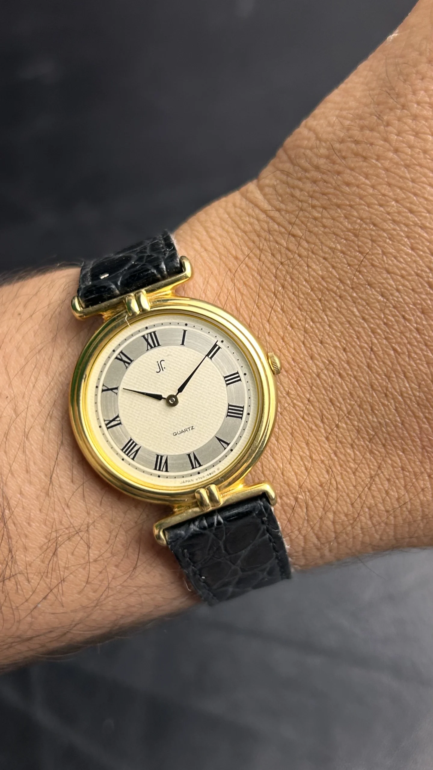 Vintage Gold Tone Quartz Wristwatch with Black Leather Strap Unisex - Image 4