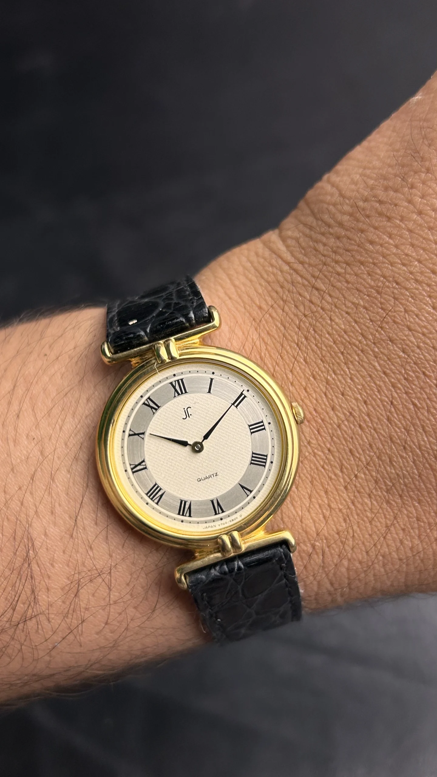 Vintage Gold Tone Quartz Wristwatch with Black Leather Strap Unisex - Image 5