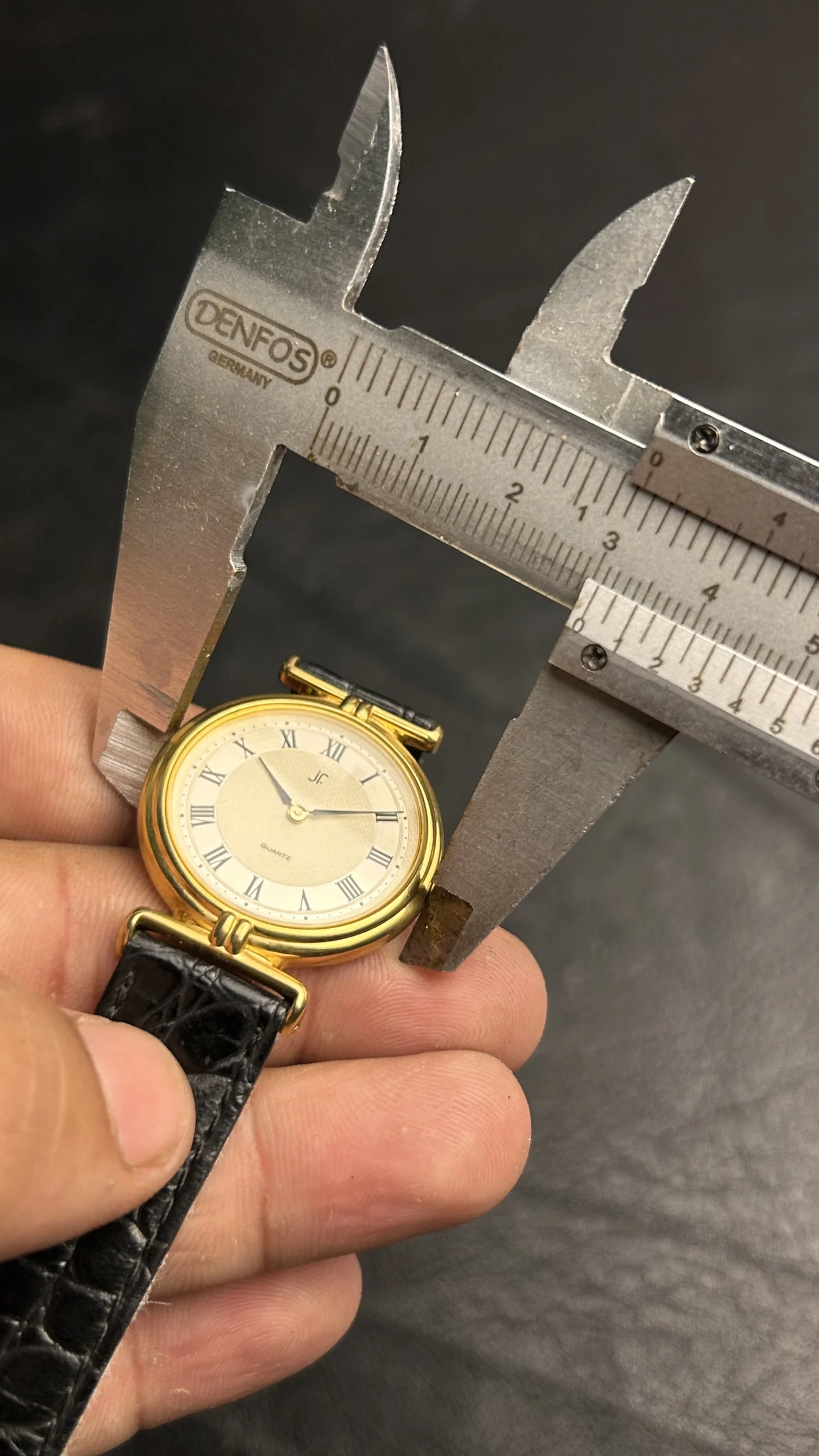 Vintage Gold Tone Quartz Wristwatch with Black Leather Strap Unisex - Image 9